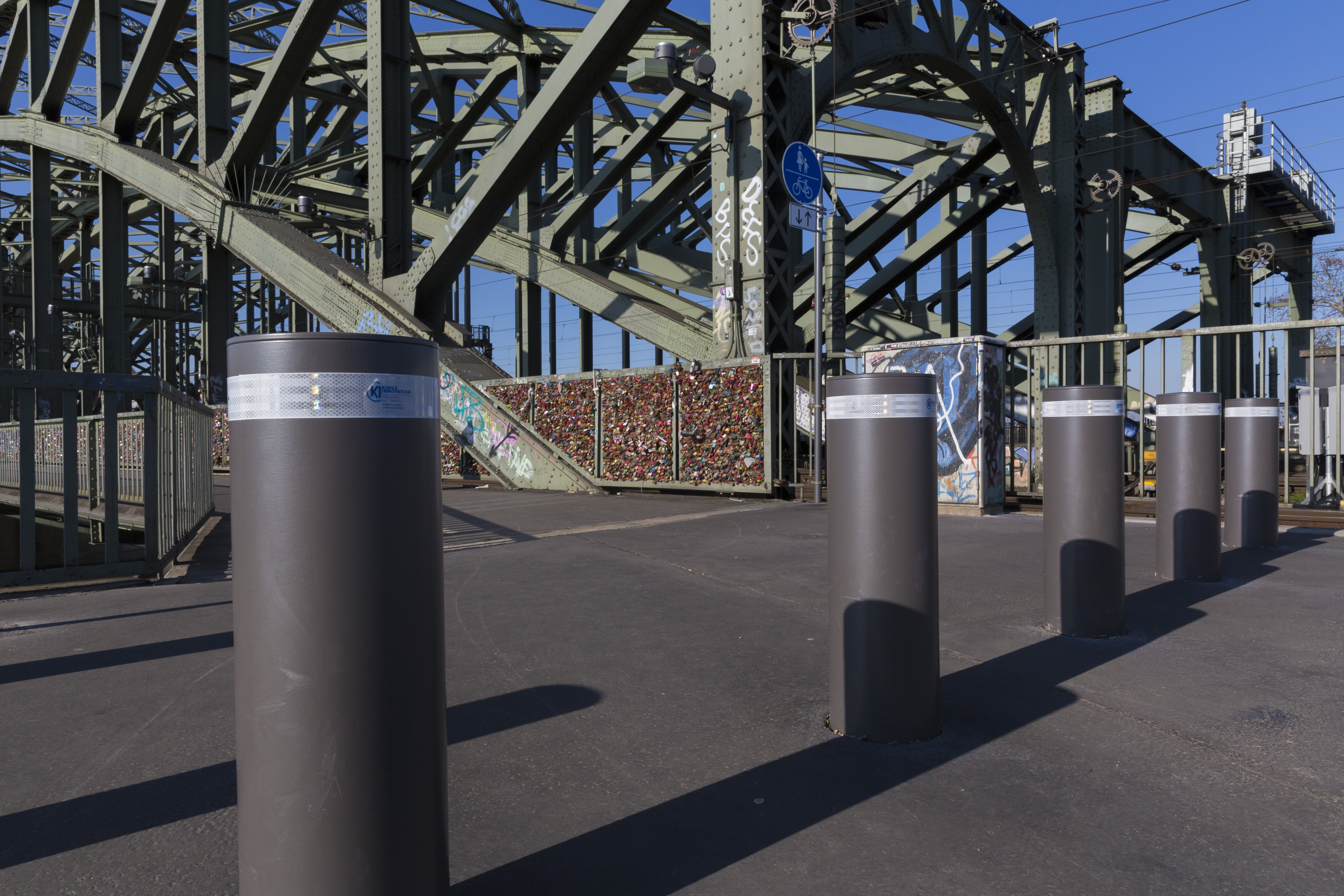 Einbetonierte Sicherheitspoller an der Hohenzollernbrücke in Köln