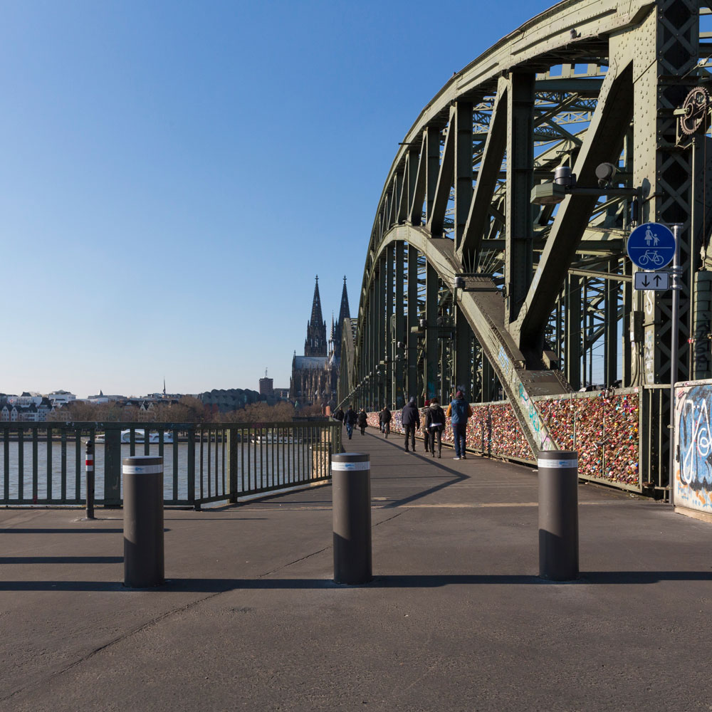Einbetonierte Sicherheitspoller an der Hohenzollernbrücke in Köln