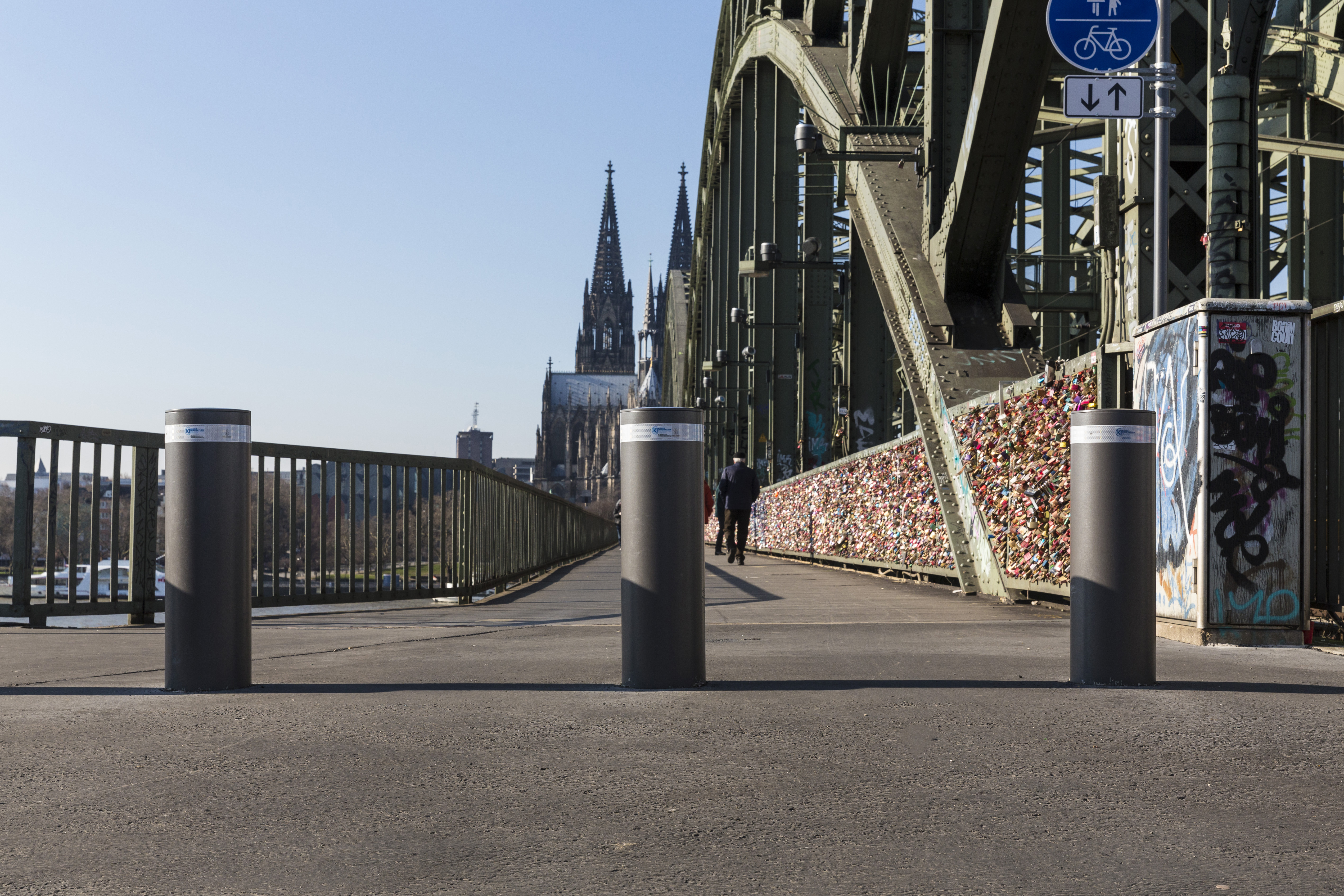 Einbetonierte Pöller an der Hohenzollernbrücke in Köln
